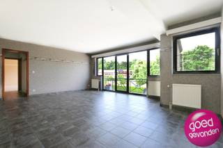 GEZELLIG APPARTEMENT OP UITSTEKENDE LIGGING voorzien van 2 slaapkamers, ondergrondse parking en aparte kelderberging inbegrepen.UITSTEKENDE LIGGING...