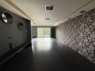 <p>Stijlvol 3 slaapkamerappartement met grote tuin en magazijn.</p><p>Dit ruime appartement op de eerste verdieping is gelegen aan de wijk Silsburg te Deurne. Het biedt ongeveer 60m² aan lichte leefruimte, een oostgericht terras en een uitstekende ligging op wandelafstand van het openbaar vervoer.</p><p>Het appartement</p><p>Bij het binnenkomen wordt u verwelkomd in een ruime inkomhal met een ingemaakte vestiairekast, die zorgt voor voldoende opbergruimte.</p><p>De lichte en ruime leefruimte van ongeveer 60 m² vormt het hart van het appartement en sluit naadloos aan op de open keuken. De keuken beschikt over voldoende kasten, een inductiekookplaat en een telescopische dampkap.</p><p>Het oostgerichte terras is een absolute troef en de ideale plek om te ontspannen en te genieten van de ochtend- en avondzon.</p><p>Aan de achterzijde van het appartement bevinden zich drie slaapkamers, waarvan één beschikt over ensuite badkamer.</p><p>De ensuite badkamer biedt alle comfort en beschikt over een ligbad en dubbele wastafel. De tweede badkamer beschikt eveneens over een wastafel en ruime inloopdouche. Hiernaast bevindt zich ook een apart toilet.</p><p>Daarnaast is er een aparte berging/wasplaats met een verhoging voor wasmachine en droogkast. Er is eveneens nog een afzonderlijk gastentoilet met handenwasser.</p><p>Tuin + magazijn<br />Het appartement beschikt over een grote garagepoort die toegang biedt tot de doorrit naar de onderhoudsvriendelijke tuin met groot magazijn van 40m2 met aansluitingen voor water en stroom.<br />Verder zijn er op het gelijkvloers ook nog 2 aparte bergingen waarvan één met toegang tot de tuin.</p><p>Extra informatie</p><p>3 slaapkamers<br />Ruime leefruimte van ongeveer 60 m²<br />Oostgericht terras<br />2 badkamers<br />2 aparte toiletten waarvan 1 met handenwasser<br />Grote tuin met magazijn.<br />Autostaanplaatsen.</p><p>Beschikbaar bij verlijden akte</p>