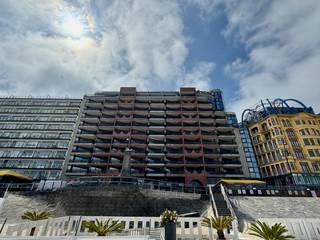 MOOI APPARTEMENT met 1 slaapkamer, TWEE TERRASSEN &amp; mogelijkheid tot aankoop van een ondergrondse autostaanplaats op TOPLIGGING op de Zeedijk.
Het appartement is gelegen op de 6°V in de Residentie Bristol Palace en heeft volgende Indeling Inkomhal met gastentoilet. De gezellige leefruimte met open keuken geeft uit op een ruim terras met een PRACHTIG FRONTAAL ZEEZICHT.
De slaapkamer beschikt over een zonnig achterterras met mooi ZICHT OP HET HINTERLAND. Badkamer met lavabomeubel en ligbad/stortbad.
Verder beschikt het appartement over een EPC-label C, elektrische verwarming en is het asbestveilig.
Mogelijkheid tot aankoop van een ondergrondse autostaanplaats voor € 40.000.
Het appartement is momenteel verhuurd, maar zal vrij zijn bij akte.
Dankzij de topligging op de Zeedijk, de schitterende uitzichten en de twee terrassen vormt dit appartement een unieke kans voor wie wil genieten van het leven aan zee.
Blankenberge is een levendige en geliefde badstad met tal van troeven. U geniet er van een uitgestrekt zandstrand met gezellige strandbars, een prachtige jachthaven, minigolf, een casino, talrijke restaurants en winkels, en een sfeervolle zeedijk waar het het hele jaar door aangenaam vertoeven is. Hier combineert u de rust van het zeezicht met alle voordelen van een bruisende kustgemeente.
