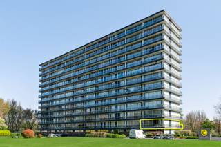 Te renoveren 2 slaapkamer hoek-appartement met 2 terrassen op toplocatie!Dit appartement, boordevol potentieel, ligt op de 1e verdieping van een...