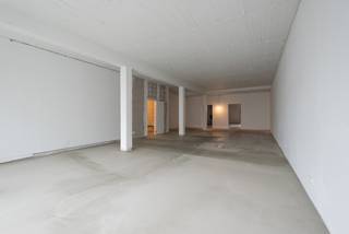 <p>Op een absolute toplocatie midden in het commerciële centrum van Schilde bevindt zich dit uitstekend gelegen handelspand, klaar voor de realisatie van een nieuwe commerciële invulling.</p>
<p>Het pand werd volledig voorbereid om verder naar eigen smaak en volgens de specifieke noden van de toekomstige eigenaar te worden ingericht. De casco afwerking biedt hierbij maximale vrijheid om de ruimte volledig af te stemmen op het gewenste concept, de huisstijl en de activiteiten van de zaak.</p>
<p>Recent werden bovendien de ramen volledig vernieuwd, waardoor het handelspand beschikt over een verzorgde en hedendaagse uitstraling én een uitstekende visibiliteit naar het passerende verkeer.</p>
<p>Een belangrijke bijkomende troef is de ruime parkeergelegenheid. Er kan geparkeerd worden aan het handelspand zelf, op de pocketparkings aan de overzijde én achter het gebouw. Een aanzienlijk voordeel voor zowel klanten als personeel.</p>
<p>Dankzij de centrale ligging, sterke zichtbaarheid en uitstekende bereikbaarheid vormt dit handelspand een bijzonder interessante opportuniteit voor ondernemers die zich op een prominente locatie in Schilde willen vestigen.</p>
<p>Een veelzijdige commerciële ruimte met enorm veel visibiliteit, klaar om ingericht te worden en uw zaak alle uitstraling te geven die ze verdient.</p>