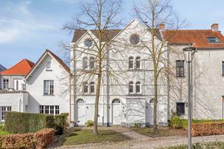 Bent u op zoek naar een uitzonderlijk vastgoed waar geschiedenis en modern comfort elkaar ontmoeten? In het hart van het pittoreske Lillo-Fort...