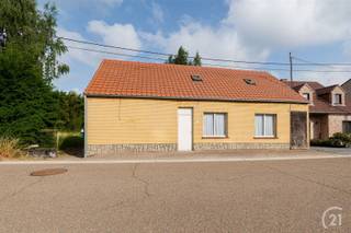 Deels gerenoveerde woning bestaande uit 2 aparte leefgedeelten met elk gedeelte een aparte ingang (mogelijks vrij beroep, zorgwoning,..) met...
