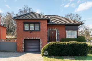 Interesse? Meer informatie op www.SWEVERS.be. - Deze open bebouwing aan de Halbeekstraat 16 in Heusden-Zolder combineert ruimte, licht en veel mogelijkheden. De woning uit 1966 is door de jaren heen doordacht vernieuwd en biedt een solide basis voor comfortabel wonen, met een ruime leefruimte, een praktische keuken en drie flexibele slaapkamers. De centrale badkamer en de grote kelder bieden extra functionaliteit, terwijl rolluiken en airconditioning het dagelijkse wooncomfort verhogen.<br /><br />Een absolute meerwaarde is het polyvalente bijgebouw van 55 m² achteraan het perceel, dat kan dienen als praktijkruimte, atelier, hobbyruimte of extra leefruimte. De recent geplaatste veranda (2022) vormt een mooie verbinding tussen binnen en buiten en biedt dankzij de westelijke oriëntatie lange, zonnige avonden met uitzicht op de tuin.<br /><br />Op technisch vlak is de woning volledig klaar voor de toekomst, met vernieuwde elektriciteit, een geïsoleerd dak en spouwmuren, een EPC-label C en een asbestveilige toestand. De centrale maar rustige ligging nabij de snelweg, scholen, winkels, openbaar vervoer en het stadscentrum maakt dit een aantrekkelijke woning op een perceel van 9a 5ca, met volop mogelijkheden om er een eigen thuis van te maken. Bel ons vandaag nog voor een persoonlijke rondleiding. Wij van Swevers Real Estate helpen je maar al te graag verder. tel. 011 255 155. Bron bewoonbare oppervlakte: EPC-verslag.