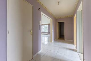 Bent u op zoek naar een appartement met veel lichtinval en 3 slaapkamers? En dit op een toplocatie in Borgerhout? Dan stellen wij graag dit te renoveren appartement op de eerste verdieping (met lift) aan u voor!<br /><br />Indeling:<br />U komt binnen in de centrale inkomhal die toegang geeft aan de meeste ruimtes. De hal heeft een kleine opbergkast. Vooraan is er de lichtrijke woonkamer (31,5m²) met aanpalend de ingerichte keuken (7,5m²) die voorzien is van een kookplaat, dampkap, oven, spoelbal, koelkast, diepvriezer en een vaatwasser. Achteraan is er de badkamer (5m²) en apart toilet. De badkamer is voorzien van een ligbad met douchefunctie en een lavabo. Verder zijn er drie slaapkamers (14,5m², 6,5m² en 6m²), waarvan de grootste toegang geeft aan een klein balkon (2m²). <br /><br />Opgelet: het appartement heeft een EPC met label F en heeft dus een renovatieverplichting.<br /><br />Ligging:<br />Uiterst centrale ligging met alles in de nabijheid zoals parken, scholen, horeca, winkels, ... Dichtbij openbaar vervoer en verbindingswegen. Kortom alles op wandelafstand! <br />Pluspunten:<br />- Toplocatie! <br />- Overal dubbele HR beglazing (pvc)<br />- Dak is geïsoleerd <br />- Privatieve kelderberging <br />- Volledig in te richten naar eigen smaak<br /><br />Voor meer informatie of een bezichtiging kan u One vastgoed steeds bereiken op volgend nummer 03 360 85 30.