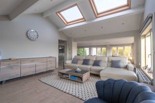 <p><span>Century21ImmoNero stelt een uniek gebouw voor gemengd gebruik voor, enerzijds een vergunde werkplaats met 3 garages elk met put, een kantoor en sanitair, samen 150m², en anderzijds een bungalow  genietend van een prachtig uitzicht over de natuur en bestaande uit: Inkom, ruime en luxueuze badkamer met WC, inloopdouche en ligbad, 3 slaapkamers van 12m², 16m² en 9m², een volledig ingerichte keuken van 11m² en een mooie woonkamer van 62m² grenzend aan grote terrassen met fenomenaal uitzicht en een zwembad met poolhouse.  Er is parkeergelegenheid voor 10 auto's. Rustig gelegen.  Meer info: www.schimpstraat16A.be</span></p>