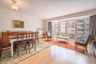 <strong>Res. Dame Blanche</strong><br /><br />In de residentie Dame Blanche, centraal gelegen in de Gulden-Vliesstraat, bevindt zich dit instapklare appartement met een aangenaam uitzicht op de levendige Lippenslaan. Dankzij de doordachte indeling en de verzorgde afwerking is dit een ideale woonst of tweede verblijf in het hart van Knokke.<br /><br />De ruime en lichtrijke leefruimte biedt voldoende plaats voor een comfortabele zithoek én een volwaardige eettafel. De grote raampartijen zorgen voor een open en aangename sfeer. De keuken is volledig uitgerust met alle nodige toestellen, ideaal voor wie graag praktisch en zorgeloos kookt.<br /><br />Het appartement beschikt over twee volwaardige slaapkamers, beide voorzien van ingemaakte kasten en geschikt voor een tweepersoonsbed. Eén van de slaapkamers heeft bovendien een eigen douchecel en directe toegang tot het gezellige terras aan de achterzijde.<br /><br />Een verzorgde, instapklare woonst op een topligging, vlakbij winkels, horeca en het strand.<br /><br /><em><strong>Interesse?</strong></em> Plan uw bezoek en ontdek dit appartement ter plaatse<br /><strong>Ref: GA746</strong>