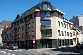 <p><span>Mooi gelegen appartement met zicht op stadspark. Centrale ligging. : Inkom, living met open ingerichte keuken, 2 slaapkamers, berging, badkamer, toilet, kelder en gemeenschappelijke fietsenberging. Vrij op 01/02/2026 - Algemene onkosten 50 €/maand - Gunstig EPC 163 kWh/m³ - UC code 2299970 - Voor info of bezoek bel 056/21.81.00 of www.immo-lvb.be, naar pand gaan en via agenda afspraak online inboeken.</span></p>