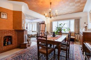 Deze te renoveren gezinswoning met drie slaapkamers is gelegen aan de Genkersteenweg, vlak bij het rondpunt met de Heidestraat. Winkels, scholen en andere voorzieningen bevinden zich in de nabije omgeving, wat deze locatie bijzonder praktisch maakt voor gezinnen. Tegelijk zorgt de goede verbinding ervoor dat je je snel kan verplaatsen richting het centrum en omliggende steden.<br /><br />Bij het betreden van de woning kom je in een ruime inkomhal met een apart gastentoilet. De leefruimte met eetkamer heeft een oppervlakte van maar liefst 52 m² en biedt tal van mogelijkheden. Door de houten schuifdeur in de living kan je makkelijk één grote, open leefruimte creëren. Aansluitend bevindt zich de geïnstalleerde keuken, die directe toegang geeft tot de tuin.<br /><br />Op de eerste verdieping zijn er drie slaapkamers (laminaat) en een badkamer voorzien van een lavabo, toilet en douche. Daarnaast is er nog een praktische berging met toegang tot een terras.<br /><br />De zolder is bereikbaar via een zoldertrap. Het dak werd volledig vernieuwd in 2014, wat een belangrijke meerwaarde is, al is het nog niet geïsoleerd.<br /><br />De woning is bovendien volledig onderkelderd, wat zorgt voor extra opslagruimte en functionaliteit. In de kelder bevindt zich een inpandige garage, die bereikbaar is via de achterzijde van de woning.<br /><br />De beglazing van de ramen van de woning werden in 2016 vernieuwd. Bovendien zijn er rolluiken aanwezig.<br /><br />De tuin is volledig verhard (voorzien van meerdere carports), omheind en onderhoudsvriendelijk.<br /><br />De tuinzone maakt momenteel deel uit van één groter perceel (668D2), dat zich vlak achter beide woningen (Genkersteenweg 235 en 237) bevindt. Momenteel is een landmeter bezig met de opsplitsing van deze tuinstrook, zodat beide woningen over een afzonderlijke, volwaardige tuin zullen beschikken. De percelen 668B2 (nr. 235) en 668C2 (nr. 237) zijn eveneens opgenomen in deze opmeting. Deze procedure is momenteel lopende. De vermelde perceeloppervlakte is bijgevolg indicatief en gebaseerd op de huidige kadastrale uittreksels.<br /><br />Via een poort langs de straat is de woning toegankelijk, en er is parkeergelegenheid voorzien voor de woning.<br /><br />Deze woning biedt een uitstekende opportuniteit voor wie op zoek is naar een renovatieproject op een goed bereikbare locatie.<br /><br />De pluspunten op een rij:<br />+ 3 slaapkamers <br />+ Parking voor de woning <br />+ Dak dateert van 2014<br />+ Beglazing ramen vernieuwd in 2016<br /><br />Wil je deze woning graag bezichtigen? Neem dan contact op via stephanie@vestio.com of op 0474-73 64 84.