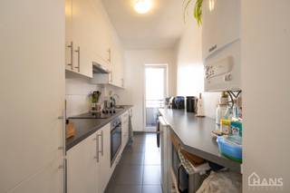 Dit appartement is gelegen op de 3de verdieping in een kleinschalig gebouw (zonder lift).<br />De indeling bestaat uit een inkomhal; leefruimte; keuken met kasten, kookplaat, dampkap, spoelbak en koelkast; balkon; badkamer met douche, wc en lavabo en 2 doorlopende slaapkamers.<br /><br />Geschikt voor maximaal 3 personen.<br />Gemeenschappelijke kosten: 10 EUR voor de minuterie. De nutsvoorzieningen zijn privatief.<br />Beschikbaar op 01/12/2026.<br /><br />Huurwaarborg bedraagt 3 maanden huur.<br />Plaatsbeschrijving door extern bedrijf met gedeelde kosten.<br /><br />Een bezoek ter plaatse kunt u enkel online reserveren op www.hansvastgoed.com.<br />Voor meer informatie, bezoek onze website www.hansvastgoed.com of neem contact op met info@hansvastgoed.com of +32 3 366 05 30.