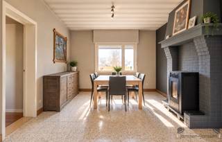 <p><span>Bent u op zoek naar een eigendom met ruimte, rust, privacy en uitzonderlijk veel mogelijkheden? Dan is deze karaktervolle woning op een riant perceel van maar liefst 4.830 m² in Hechtel absoluut het ontdekken waard.</span></p><p><span>De eigendom is gelegen in waardevol agrarisch gebied en omvat een bestaande woning met aansluitend weiland. De combinatie van de landelijke ligging, de ruime grond en de bestaande bebouwing maakt dit een bijzonder interessante eigendom voor wie droomt van een leven in het groen, met ruimte voor paarden, dieren of een agrarische invulling, steeds met respect voor de geldende stedenbouwkundige voorschriften.</span></p><p><span>De bestaande woning dateert uit circa 1950 en beschikt volgens het EPC over een bruikbare vloeroppervlakte van 120 m².</span></p><p><span>De woning vormt vandaag een bestaande woongelegenheid met een functionele basis, maar dient energetisch verder aangepakt te worden. Voor de koper biedt dit de mogelijkheid om de woning volledig naar eigen wensen en behoeften te renoveren en te moderniseren.</span></p><p><span>Een bijkomende troef is het bijzonder ruime perceel van 4.830 m², met aansluitend weiland. Hierdoor beschikt de eigendom over een uitzonderlijk landelijk karakter en biedt ze volop ruimte voor liefhebbers van het buitenleven.</span></p><p><span>De woning beschikt over een EPC-label F met een berekende energiescore van 1.224 kWh/m² jaar.</span></p><p><span>EPC-identificatiecode: 20220915-0002675351-RES-1<br />Bruikbare vloeroppervlakte volgens EPC: 120 m²</span></p><p><span>Bij de aankoop van een residentiële woning met EPC-label E of F geldt in Vlaanderen een renovatieverplichting. De nieuwe eigenaar moet de woning binnen 6 jaar na het verlijden van de authentieke akte energetisch renoveren tot minstens EPC-label D. De renovatie moet nadien worden aangetoond met een nieuw EPC. (<span>Vlaanderen.be</span></span><span>)</span></p><p><span>Belangrijk: wanneer de woning binnen deze termijn wordt gesloopt, hoeft de renovatieverplichting niet meer te worden uitgevoerd. (<span>Vlaanderen.be</span></span><span>)</span></p><p><span>Een van de interessante aspecten van deze eigendom is dat een kandidaat-koper niet alleen de renovatiemogelijkheden kan onderzoeken, maar ook de haalbaarheid van een sloop- en heropbouwscenario kan laten bekijken.</span></p><p><span>De ligging in agrarisch gebied betekent evenwel dat de mogelijkheden voor nieuwbouw, herbouw, uitbreidingen, bijgebouwen, paardenvoorzieningen en functiewijzigingen onderworpen zijn aan specifieke stedenbouwkundige regels.</span></p><p><span>Voor bestaande woningen waarop de regelgeving inzake zonevreemde woningen van toepassing is, bestaan er onder bepaalde voorwaarden mogelijkheden voor renovatie, herbouw op dezelfde plaats of herbouw op een gewijzigde plaats. Zo kunnen bij herbouw onder voorwaarden onder meer het behoud van het aantal woongelegenheden en een maximale herbouwde volumegrens van 1.000 m³ een rol spelen. Een herbouw op dezelfde plaats vereist onder meer dat minstens drie vierde van de bestaande woonoppervlakte overlapt met de nieuwe woonoppervlakte. Een herbouw op een gewijzigde locatie is aan bijkomende voorwaarden gekoppeld.</span></p><p><span>Dit zijn geen automatische bouwrechten: de concrete mogelijkheden moeten steeds worden beoordeeld op basis van de exacte stedenbouwkundige bestemming, de vergunde en vergund geachte toestand, de toepasselijke voorschriften en de beoordeling door de bevoegde overheid.</span></p><p><span>Voor kandidaat-kopers die een dergelijke piste overwegen, is het dan ook aangewezen om vóór aankoop een stedenbouwkundig vooronderzoek te laten uitvoeren en de mogelijkheden te bespreken met de gemeentelijke dienst Omgeving.</span></p><p><span>Sinds 1 juli 2025 bestaat er een permanente federale regeling waarbij onder bepaalde voorwaarden een btw-tarief van 6% kan worden toegepast op sloop en heropbouw van woningen. De voorwaarden zijn afhankelijk van onder meer het gebruik van de nieuwe woning en de situatie van de bouwheer. Bij eigen bewoning geldt bijvoorbeeld een maximale bewoonbare oppervlakte van 200 m² en moet het om de enige en eigen woning gaan, met domicilie gedurende minstens 5 jaar. Ook voor bepaalde verhuursituaties bestaat een regeling. (<span>Vlaanderen.be</span></span><span>)</span></p><p><span>Belangrijk: het eventuele recht op toepassing van het 6%-btw-tarief staat volledig los van de stedenbouwkundige mogelijkheid om op deze locatie een nieuwe woning te realiseren. De fiscale regeling creëert op zichzelf geen bouwrecht.</span></p><p><span>Het perceel is gelegen in waardevol agrarisch gebied en biedt daardoor een uitgesproken landelijke omgeving.</span></p><p><span>De ruime oppervlakte en het aanwezige weiland maken de eigendom bijzonder aantrekkelijk voor paardenliefhebbers en liefhebbers van het buitenleven. Tegelijk moet rekening worden gehouden met het feit dat agrarische bestemmingen in hoofdzaak gericht zijn op landbouw en dat niet elke vorm van bebouwing, verharding, paardeninfrastructuur of functiewijziging automatisch is toegestaan.</span></p><p><span>Voor concrete plannen is voorafgaand stedenbouwkundig advies daarom sterk aangewezen.</span></p><p><span>Bent u op zoek naar een eigendom met veel grond, rust en een uitzonderlijk landelijk karakter? Of wenst u de mogelijkheden van renovatie tegenover sloop en heropbouw verder te onderzoeken?</span></p><p><span>Neem dan contact op met tel 011 199 991of e-mail <span>lindsey@janssenenjanssen.be</span></span></p><p><span>Alle vermelde ontwikkelings-, renovatie- en herbouwmogelijkheden zijn louter informatief en zijn onder voorbehoud van de geldende stedenbouwkundige voorschriften, de vergunde/vergund geachte toestand en het verkrijgen van de vereiste vergunningen. Aan deze publicatie kunnen geen automatische bouw- of ontwikkelingsrechten worden ontleend.</span></p><p><span> </span></p>