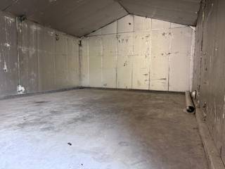 Deze loods/opslagplaats van 78 m2 maakt deel uit van een groter complex. De loods bevindt zich op een afgesloten privéterrein.Toegang via...