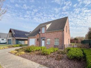 <br />INSTAPKLARE OPEN BEBOUWING met 4 SLAAPKAMERS en een gunstig EPC-label B, gelegen in een RESIDENTIËLE BUURT aan het prachtige Enamebos. Deze woning combineert RUST, COMFORT en een UITSTEKENDE BEREIKBAARHEID, wat ze tot de IDEALE GEZINSWONING maakt. De ligging vormt een ABSOLUTE TROEF in een KINDVRIENDELIJKE EN VERKEERSLUWE STRAAT, in de nabijheid van winkels, openbaar vervoer (trein en bus) en scholen en op slechts 4km van het HISTORISCHE CENTRUM van Oudenaarde. Het ENERGIEZUINIG KARAKTER zorgt voor een ZORGELOZE WOONERVARING.<br />De indeling gaat als volgt: via de inkomhal met gastentoilet betreedt u de lichtrijke leefruimte die naadloos aansluit op de ingerichte keuken. Aansluitend vindt u een praktische berging/wasplaats en een inpandige garage. Op de 1ste verdieping bevinden zich 4 volwaardige slaapkamers, een ingerichte badkamer en een aparte douchekamer, wat zorgt voor extra comfort voor het hele gezin. Via een trapluik bereikt u de zolder, ideaal als extra bergruimte. <br />Buitenshuis bevinden zich meerdere terrassen georiënteerd op oost, zuid en west, waardoor u de hele dag door van de zon kan genieten. Een deel van het terras is overdekt en afsluitbaar, ideaal bij wisselvallig weer. De gezellige tuin met tuinhuis maakt het geheel compleet.<br /><br />Adres: Dorre Wei 43 te Ename (Oudenaarde)<br /><br />EPC: 184kWh/m², G-score en P-score A, Geen renovatieverplichting van toepassing