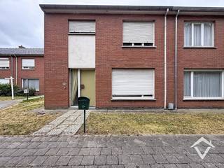 Deze woning is gelegen in het Biezenhof, één rustige woonwijk aan de rand van Roeselare. De wijk Biezenhof is typerend voor zijn vlotte bereikbaarheid naar de ring, het Mamoetcenter alsook het stadscentrum! <br /><br />De indeling van deze woning is als volgt: voortuin - inkomhal - apart toilet - living - aparte keuken met berging - ruime garage met berging - ruime, afgesloten tuin met oprit. De tuin is toegankelijk via de achterzijde van de woning. Wat handig is voor tuinafval alsook stockage van fietsen etc. <br />Verdiep 1: nachthal - 3 volwaardige slaapkamers en badkamer. Via een uitschuifbare ladder is er toegang naar één ruime zolder. <br /><br />Troeven:<br />- Gunstige, centrale ligging<br />- Stevige woning: tussenverdiepen in beton<br />- Garage<br />- Toegang via achterliggende weg<br />- Ideaal voor één gezin, zowel jong als oud<br /><br />Contacteer ons vandaag nog voor één afspraak ter plaatse!