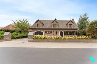 Deze stevige en zeer charmante open bebouwing, op een zuidgericht perceel van 884 m², is gelegen op fietsafstand van centrum Roeselare en heeft...