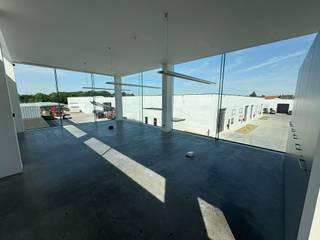 Moderne kantoorruimte van 797 m² te huur op toplocatie langs de Kortrijkseweg (N43)Deze instapklare kantoorruimte bevindt zich op het gelijkvloers en...