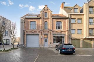 In de Ieper, op een steenworp van de Grote Markt, bevindt zich deze grotendeels gerenoveerde halfopen herenwoning met een indrukwekkende...