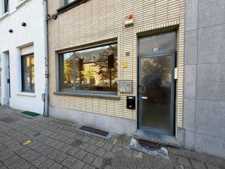 <p>Op een centrale locatie aan het Hessenplein bevindt zich deze te renoveren handelsruimte van ca. 32 m², gelegen op het gelijkvloers van een kleinschalig gebouw. De grote raampartij aan de straatzijde zorgt voor veel natuurlijke lichtinval en een goede zichtbaarheid.<br /><br /><strong>Indeling:</strong><br />De handelsruimte bestaat uit twee achter elkaar gelegen ruimtes. Vooraan bevindt zich de eigenlijke handelsruimte met brede raampartij aan het Hessenplein. Aansluitend bevindt zich een tweede ruimte, momenteel ingericht met een eenvoudige keuken.<br /><br />Achteraan is er toegang tot de koer/patio, die in de praktijk vanuit het gelijkvloers wordt gebruikt. Volgens de basisakte behoort deze tot de gemeenschappelijke delen van het gebouw.<br /><br />Bij het eigendom hoort eveneens een privatieve kelder.<br /><br /><strong>Bijzonderheden:</strong><br />Privatieve kelder.<br />Koer/patio achteraan (gemeenschappelijk).<br />Wasberging (gemeenschappelijk).<br />Grote raampartij aan straatzijde.<br />Te renoveren.<br />EPC label F.<br /><br /><strong>Ligging:</strong><br />Gelegen aan het Hessenplein in Antwerpen, op een centrale locatie nabij het Eilandje, de Universiteit en het historische stadscentrum. Winkels, horeca en openbaar vervoer bevinden zich op wandelafstand.</p>