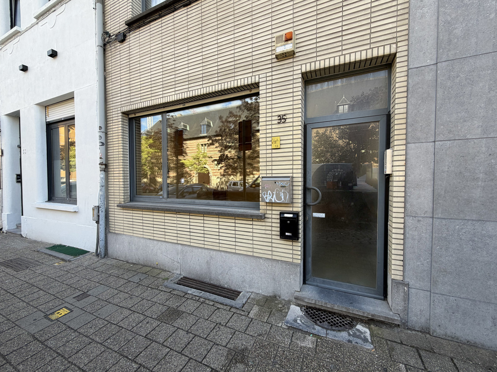 Te renoveren handelsruimte met kelder op toplocatie. - foto 1