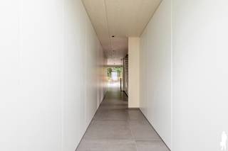 <strong>Huurprijs: 2.150 EUR per maand<br />Kosten plaatsbeschrijving zijn 50/50 te delen door huurder en verhuurder<br />Huurwaarborg = 3 maanden huur<br />Beschikbaar: In onderling overleg<br /></strong>
<p><strong>BEZOEK AANVRAGEN EN KANDIDAAT STELLEN VIA ONZE WEBSITE: www.deboerenpartners.be</strong><br />Indien u een bezoek wenst aan te vragen aan dit eigendom te huur, dan kan dit enkel via het aanvraagformulier op onze website. U zoekt het betreffende eigendom onder ons 'aanbod te huur', en klikt daarna bovenaan op 'bezoek inplannen'.<br />Daarna doorloopt u alle stappen en vult u de gevraagde gegevens in. Wij behandelen uw aanvraag binnen de 2 werkdagen en contacteren u daarna. Omwille van het grote aantal aanvragen, worden verzoeken via Immoweb, Immoscoop of Spotto niet behandeld.</p>
<span><span>Beschrijving van de woning:<br /></span></span>Deze uitzonderlijke vrijstaande nieuwbouwvilla combineert hedendaagse architectuur met een bijzonder hoogwaardige afwerking, veel natuurlijk licht en een doordachte indeling. De woning beschikt over maar liefst 5 slaapkamers, 2 badkamers, uitgebreid maatwerk, een ruime tuin en carport. Dankzij de aanwezigheid van een slaapkamer en badkamer op het gelijkvloers werd bovendien rekening gehouden met rolstoelvriendelijk en levensloopbestendig wonen.<br /><br />Bij het betreden van de woning komt u terecht in een stijlvolle inkomhal die volledig werd afgewerkt met kamerhoge ingemaakte kasten. In dit maatwerk zijn op subtiele wijze drie verborgen deuren geïntegreerd. Deze geven toegang tot een volwaardige slaapkamer op het gelijkvloers, een afzonderlijk gastentoilet en de eerste badkamer. Deze badkamer is voorzien van een ruime inloopdouche, toilet en badkamermeubel.<br /><br />Via een glazen deur bereikt u de royale en lichtrijke leefruimte. De combinatie van de lichte houtafwerking, grote vloertegels en zwarte accenten zorgt doorheen de volledige woning voor een warme en moderne uitstraling. In de woonkamer werd een maatwerk tv-meubel met bijkomende kastruimte voorzien.<br /><br />Aansluitend bevindt zich de moderne keuken, uitgerust met alle nodige toestellen en voldoende werk- en bergruimte. Dankzij de indrukwekkende raampartijen en grote schuiframen geniet de leefruimte van een overvloed aan natuurlijk licht en een prachtig contact met de tuin. De leefruimte en keuken bieden rechtstreeks toegang tot de reeds aangelegde terras en - de nog in verdere aanlag - ruime tuin. Achteraan bevindt zich bovendien twee, een grote en een kleinere, afzonderlijke en praktische tuinberging.<br /><br />Eveneens op het gelijkvloers bevindt zich een handige technische berging met de nodige installaties en aansluitingen voor wasmachine en droogkast.<br /><br />De open trap leidt naar de eerste verdieping, waar de warme houtafwerking en het maatwerk consequent werden doorgetrokken. Hier bevinden zich de overige vier slaapkamers, waarvan meerdere kamers voorzien zijn van ruime, kamerhoge ingemaakte kasten. Daarnaast beschikt de woning over een afzonderlijke dressing, die eveneens volledig met maatwerk werd ingericht. Daarnaast beschikt de verdieping over een afzonderlijk toilet en een bijzonder ruime tweede badkamer. Deze werd stijlvol afgewerkt en uitgerust met een ligbad, royale inloopdouche met regendouche en dubbel badkamermeubel.<br /><br /><span>Bijzonderheden:</span><br />- Energiezuinige woning<br />- Carport met slimme laadpaal voor elektrische wagen;<br />- Zonnepanelen en warmtepomp<br />- Volledig uitgeruste maatwerkkeuken <br />- Uitgebreid maatwerk en aparte dressing<br />- Alle verlichting reeds voorzien<br />- Centrale ligging, rustig nabij alle voorzieningen<br />- Twee tuinbergingen<br />- Aangelegd terras en <strong>tuin momenteel in verdere aanleg</strong>