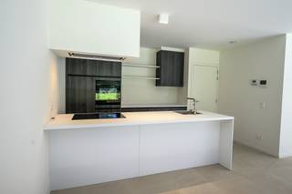 Dit hedendaags nieuwbouwappartement vind je terug aan de gezellige Groenplaats in Oud-Rekem, Lanaken. Het appartement werd opgeleverd in 2023 en maakt deel uit van het nieuwbouwproject "Radekheim". <br />Het is een 2-slaapkamerappartement gelegen op de gelijkvloerse verdieping met een bruto bewoonbare oppervlakte van 106m² en een gezellig terras van 10m².<br /><br />De indeling is als volgt:<br />Inkomhal met toegang tot het toilet. Via de inkomhal bereikt u de open keuken die een doorlopend geheel vormt met de eethoek en de leefruimte. In de leefruimte zorgen de grote raampartijen voor veel lichtinval. Via dit raampartij bereikt u tevens het terras waarop u van alle rust kan genieten. De twee slaapkamers, bergruimte en badkamer vervolledigen het appartement. <br />In de ondergrondse parkeergarage is een kelderberging voorzien, alsook een autostaanplaats.<br /><br />De lichtarmaturen zijn reeds voorzien in het appartement.<br /><br />Wil je dit appartement graag bezichtigen?  Maak dan een afspraak met Valere Vangeel op het nummer 0472 323 424 of via valere@vestio.com.