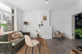 Deze instapklare rijwoning bevindt zich in een residentiële wijk nabij het Maria-Hendrikapark. U bereikt het centrum in een handomdraai, alsook de dijk, baanwinkels en uiteraard het park zelf. De woning is gelegen in een verkeersluwe éénrichtingsstraat, waardoor u hier ondanks de centrale ligging, geen last hebt van het omliggende verkeer. <br /><br />De woning zelf is ruim en heeft tal van troeven. <br /><br />De leefruimte en open keuken vormen een mooi doorlopend geheel waardoor de ruimte optimaal benut wordt. De keuken is voorzien van al het nodige comfort en inbouwkasten. <br /><br />Op de verdiepingen bevinden zich de slaapkamers. Dit zijn er drie in totaal en zijn allen zeer ruim. In deze kamers heeft u tal van ruimte voor extra kasten, een bureauhoek e.d. te creëren. De badkamer werd modern uitgerust met lavabo en inloopdouche. <br /><br />