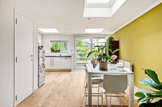Achter deze charmante gevel schuilt een ruime instapklare woning die tal van troeven biedt.Praktische achteringang via servitudeweg voor fietsen of...