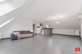 In het hartje Zonnebeke, op wandelafstand van lokale handelaars, supermarkt en lagere school, bevindt zich dit instapklaar appartement. Het is gelegen op de tweede verdieping en is zowel via de lift als de trap bereikbaar. Hieronder lichten we de indeling toe, evenals enkele belangrijke troeven.<br /><br /><strong>Indeling van het appartement</strong><br />Het appartement beschikt over een inkomhal met op maat gemaakte kasten, een apart toilet, twee slaapkamers (13 - 9 m²) — waarvan één met balkon (5 m²)— en een badkamer (7 m²) uitgerust met ligbad en enkelvoudig wasmeubel. Daarnaast is er een lichtrijke woon- en eetkamer (36 m²) met aansluitend een zonnig terras (8 m²).<br /><br /><strong>Kenmerken </strong><br />- Het appartement is voorzien van centrale verwarming op aardgas en airco's. <br />- Er is nog een ruime garage ( 5,8 op 2,8 m - inbegrepen in de prijs). <br />- Gemeenschappelijke berging<br /><br />Benieuwd naar de indeling? Check <strong>onderstaande </strong>video. <br />Link: https://youtube.com/shorts/hc8zqEAqsHY?feature=share<br /><br />Meer informatie of een vrijblijvend bezoek? <br />Contacteer Eden op 0470 43 78 21 of mail info@minthus.be<br /> 