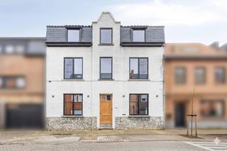 De woning dateert van 1933 maar werd in 2023 - 2024 volledig gerenoveerd. Tijdens de renovatiewerken werd er overal gekozen voor...