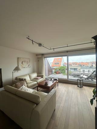 This spacious triplex apartment offers an ideal combination of space, light, and comfort.Upon entering, there is an entrance hall with a separate...