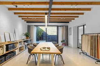 - uniek kantoor, atelier en multifunctionele ruimte- overdekte parking met 7 plaatsen- in het hart van Heule- onmiddellijk vrij...