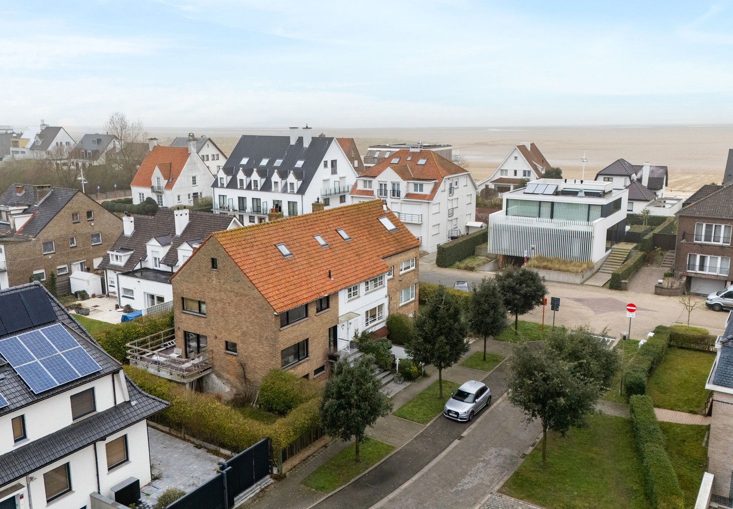 Zeebrugge op 50meter van het strand Uiterst charmante totaal gerenoveerde RUIM WOONHUIS met 5 SLAAPKAMERS en 3 BADKAMERS en 3 TERRASSEN. Grote troef is 2 AUTOSTAANPLAATSEN en ruime GARAGE. Oprit, grote garage, werkplaats, plaats voor fietsen, ingerichte - foto 1