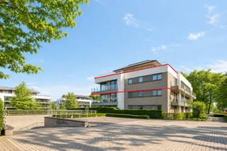 Op het exclusieve domein 't Eyckenbos bevindt zich dit stijlvolle, instapklare en ruime hoekappartement (121 m²). Dankzij de ligging op een afgesloten residentieel domein met toegangspoort geniet u hier van een uitzonderlijk gevoel van rust, privacy en veiligheid.De ligging is zonder meer een troef. Grenzend aan het prachtige Sterrebos woont u in een groene en rustige omgeving, terwijl het centrum van Rumbeke, het stadscentrum van Roeselare, AZ Delta en de belangrijkste invalswegen vlot bereikbaar zijn. Ook de nabijheid van de autosnelweg zorgt voor een uitstekende verbinding. Verkoop via Power-Sale concept met instelprijs.Indeling van het appartement te koop in Rumbeke:inkomhal met gastentoilet | ruime en lichtrijke woonkamer met mooi zicht op het groen | open, volledig uitgeruste keuken | praktische (was)berging | afzonderlijke bureauruimte, ideaal voor thuiswerk of hobbyruimte | masterbedroom voorzien van maatkasten, met toegang tot een tweede terras en aansluitend een ruime badkamer met ligbad, dubbele wastafel en toilet | tweede slaapkamer uitgerust met ingebouwde kasten en een eigen badkamer met inloopdoucheDaarnaast geniet u van vloerverwarming, conforme elektriciteit en een gunstig EPC. Een bovengrondse privatieve staanplaats is inbegrepen. Een ondergrondse garage met berging kan optioneel worden aangekocht. Het gebouw beschikt bovendien over een lift en een ruime gemeenschappelijke fietsenberging.Dit appartement combineert ruimte, licht en wooncomfort met een rustige, groene omgeving en een verzorgd residentieel karakter. Een unieke opportuniteit voor wie waarde hecht aan kwaliteit, privacy en een aangename woonomgeving.Bestuursmaatregelen in het maatregelenregister: nee