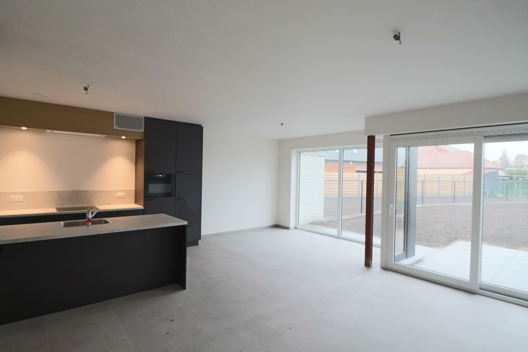 Woning met 3 slaapkamers en fietsenberging/carport op perceel van ca 367m² - foto 4