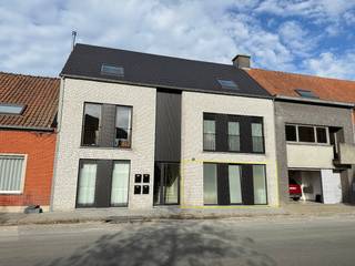 Dit instapklaar één-slaapkamerappartement vinden we terug op de gelijkvloerse verdieping, met een uitstekende ligging in het centrum van Tielt!<br /><br />Indeling van het appartement: <br />Lichtrijke leefruimte met open keuken (gootsteen, keramische kookplaat, dampkap, oven, koelkast en vaatwasmachine), berging met aansluiting voor wasmachine, gastentoilet, slaapkamer en badkamer met inloopdouche.<br /><br />Via de leefruimte is er toegang tot het gezellige terras met tuin. Er is toegang via de tuin naar het achterliggende parkeerterrein en gemeenschappelijke fietsenberging. <br /><br />Staanplaats en gemeenschappelijke berging inbegrepen in de huurprijs.<br />De maandelijkse syndicuskosten bedragen € 35.<br />Het appartement is beschikbaar vanaf 01/02/2026.<br /><br />Enkele troeven:<br />- Energiezuinig (verwarming op aardgas);<br />- 2 privatieve zonnepanelen;<br />- Instapklaar.<br /><br />Contacteer ons voor uw bezoek!