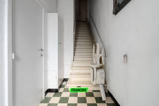 Deze gunstig gelegen gezinswoning biedt tal van mogelijkheden voor u en uw gezin. De woning is rustig gelegen in een residentiële buurt op een steenworp van het centrum, met tevens een vlotte verbinding naar Bredene en de A10. <br /><br />De woning is zorgvuldig onderhouden en kan mits een opknapbeurt een gezellige en ruime gezinswoning vormen. Zo is er eerst en vooral de ruime, inpandige garage die naast parkeergelegenheid ook nog stockageruimte biedt. <br /><br />Op de verdieping is er de woonkamer met eet-en leefgedeelte en aansluitend de functionele keuken. Hier is er tevens een groot terras aanwezig. <br /><br />De woning beschikt op heden 3 slaapkamers, met mogelijkheid tot een extra kamer als stockageruimte, hobbykamer, bureau,… <br /><br />In de badkamer is er tal van ruimte met zowel een douche als ligbad, alsook lavabo en toilet. <br /><br />Dankzij de ligging, grootte en indeling vormt het hier een uitgelezen kans om een gezinswoning naar eigen hand te zetten op een strategische locatie te Oostende. <br /><br />Aarzel niet en neem contact op voor meer info of een afspraak! <br /><br />