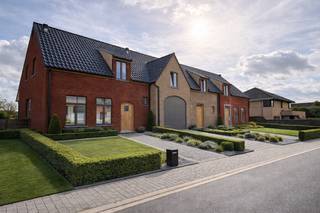 In de Geraardsbergenstraat in Ronse vindt u dit kleinschalige nieuwbouwproject bestaande uit 3 kwalitatieve woningen: 2 halfopen bebouwingen en 1 gesloten bebouwing.

Alle woningen zijn volledig instapklaar en afgewerkt met oog voor comfort en praktisch woonplezier. Elke woning beschikt over een eigen oprit en een aangenaam terras, ideaal om volop te genieten van de buitenruimte.

De woningen bevinden zich op mooie, ruime percelen variërend van 477 m² tot 669 m², wat zorgt voor extra leefcomfort en tal van mogelijkheden buiten.

Binnenin geniet u van een ruime leefruimte met open keuken, perfect als centrale ontmoetingsplaats voor het hele gezin. Verder zijn er 3 volwaardige slaapkamers, een volledig geïnstalleerde badkamer en een praktische zolderruimte die extra opbergruimte biedt.

Deze woningen vormen de ideale combinatie van ruimte, comfort en energiezuinig wonen, op een aangename ligging in Ronse.

Voor meer informatie: emiel@immobeguin.be