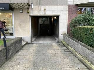 Parkeerplaats in een ondergrondse parking (-2) van een appartementsgebouw. Geschikt voor een kleine auto of motorfiets. Super goede ligging,...