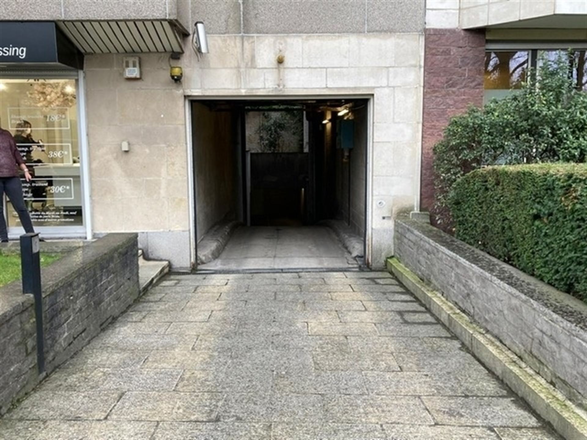 Emplacement de parking pour petite voiture ou moto - Quartier EU - photo 2