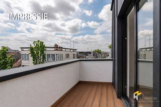 <p><span>Nieuwbouwappartement (81 m²) met 2 slaapkamers en zuid-georiënteerd terras (6 m²) in Antwerpen (2020).</span></p><p><span> </span></p><p><span>Het pand is gelegen op de hoek van twee eenrichtingsstraten. Er is een ruim aanbod aan bussen en trams beschikbaar en ook aan velo-stations is er geen gebrek in de nabije omgeving. Verder bereik je de oprit tot de snelweg in slechts enkele minuten.</span></p><p><span> </span></p><p><span>Het hoekappartement maakt deel uit van een nieuwbouwproject bestaande uit vier appartementen en wordt verkocht onder standaard registratierechten zijnde 2 of 12%! Het is gelegen op de derde verdieping. Er is een lastenboek aanwezig en bij voltooiing van het project zal het appartement over een uiterst gunstige EPC-score A beschikken. Het appartement zal voorzien worden van een warmtepomp, vloerverwarming, ventilatiesysteem D, en zonnepanelen met 1.500 Wp (+- 1.275 kWh per jaar). De buitenmuren worden geïsoleerd met 14cm PUR, de vloerisolatie met 10cm gespoten PUR, dakisolatie 16cm PUR (platte daken) en 22cm minerale wol (tussen balken, hellende daken). Het buitenschrijnwerk wordt uitgevoerd in aluminium Reynaers. </span></p><p><span> </span></p><p><span>Het appartement heeft een mooie oppervlakte van 81 m² en heeft een gunstige indeling. De leefruimte met open keuken is 35 m² groot en je geniet hier van veel lichtinval dankzij de ligging in de hoek van het gebouw. Van hieruit heb je ook toegang tot het zuid-georiënteerde terras (6 m²). Verder zijn er twee volwaardige slaapkamers van 11 m² en 15 m² aanwezig en ook beschikt het appartement nog over een badkamer van 4 m², een aparte wc en aparte berging (4 m²).</span></p><p><span> </span></p><p><span>Ben je op zoek naar een appartement waarin je zonder zorgen je intrek kan nemen? Mis deze kans niet! Bewoonbare opp. 81 m² ref.: bruto vloeropp. EPC. Voor meer info of een gratis schatting surf naar </span><span><span>www.hansimmo.be</span></span><span><br /><br /></span></p><p><span><br /><br /></span></p>