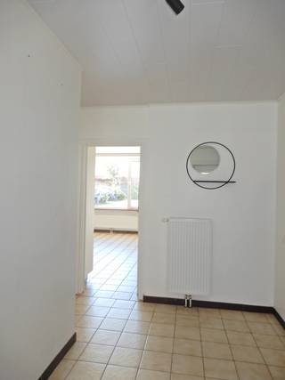 Op een uiterst rustige locatie omgeven door groen kunt u deze instapklare gelijkvloerse woning terugvinden, gelegen in een kleinschalig appartementsgebouw met ruime garage met automatische garagepoort geschikt voor 2 wagens.<br />Achteraan de woning ligt een groot terras met een mooi aangelegde tuin en wat buitenbergingen.<br /><br />Indeling: inkomhal - ingerichte keuken met elektrisch koken, dampkap, oven, koelkast, vaatwas, spoelbakken en eethoek - aansluitend een ruime woonkamer met centrale verwarming gas - kelder - wasruimte - apart toilet - ingerichte badkamer met inloopdouche en badkamermeubel met dubbele lavabo -<br />2 grote slaapkamers met centrale verwarming gas. <br /><br />Algemeen:<br />- EPC 814 - label F<br />- Belangrijk: EPC werd opgemaakt voordat er centrale verwarming gas lag (voordien accumulatoren)<br />- Bewoonbare oppervlakte: 138 m²<br />- Woonkamer voorzien van spots <br />- Overal rolluiken<br />- Woning voorzien van glasgordijnen en deels overgordijnen <br />- Wasruimte werkt op stadswater <br />- Pompeput voor lavabo, wasruimte en toilet<br />- Veel parking voor de deur<br />- Geen gemeenschappelijke kosten<br />- Vrij vanaf 15/08/2026<br /><br />Huurprijs: € 875/maand.