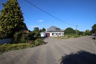 Ben je op zoek naar een woning met veel potentieel? Dan biedt dit perceel je veel mogelijkheden. De woning is gelegen in een rustige buurt, nabij...