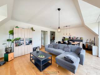 <p><strong>LICHTRIJK TWEE-SLAAPKAMERAPPARTEMENT</strong> met zonnig terras én inclusief een  <strong>ONDERGRONDSE AUTOSTAANPLAATS</strong>  hartje Eine, deelgemeente van Oudenaarde. Reeds voorzien van <strong>EXTRA DAKISOLATIE </strong>en <strong>GEMODERNISEERDE LIFT</strong>. Gelegen op de 2de verdieping van de <strong>KLEINSCHALIGE RESIDENTIE 'BEL-AIR'</strong>, combineert dit <strong>INSTAPKLARE APPARTEMENT</strong> comfort met een uiterst centrale ligging nabij het station, scholen en de <strong>N60</strong>. Bij binnenkomst valt meteen de open en luchtige leefruimte op, met een <strong>VOLLEDIG INGERICHTE KEUKEN</strong> en toegang tot het <strong>AANGENAME TERRAS</strong> met uitzicht op de omgeving. De nachthal leidt naar <strong>TWEE SLAAPKAMERS</strong>, een verzorgde badkamer, een apart toilet en een handige berging. Extra troeven zijn de <strong>PRIVATE BERGING EN DE OVERDEKTE AUTOSTAANPLAATS </strong>in de kelderverdieping alsook het open zicht naar voor toe.<br /> </p>
Adres: Eineplein 9 bus 302 te Eine (Oudenaarde)<br /><br />G-score, P-score D, Geen renovatieverplichting van toepassing.