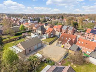 Deze ruime en goed gelegen woning bevindt zich op een perceel van 12a47ca en biedt een unieke combinatie van wonen, ruimte en professionele mogelijkheden. Achteraan beschikt het pand over een ruime parking en loods, ideaal voor zelfstandigen of hobbyisten. De ligging is bijzonder praktisch, in de nabijheid van scholen, winkels, restaurants, apotheek, het Meer van Rotselaar (“De Plas”) en het station van Wezemaal.<br /><br />Op het gelijkvloers kom je binnen via de inkomhal die toegang geeft tot een bureaukamer, een gastentoilet, de leefruimte en een afzonderlijke keuken. Verder zijn er nog een berging en een wasplaats, die via de achterhal toegang geeft tot het terras en de achterzijde van de woning. Vooraan beschikt de woning over een inpandige garage met automatische kantelpoort.<br /><br />De eerste verdieping telt vier slaapkamers, allen voorzien van airconditioning, een badkamer, een afzonderlijk toilet en een extra zolderkamer. Via de automatische poort aan de rechterzijde van de woning bereik je de achterliggende parking en de ruime loods van ca. 135 m², uitgerust met twee sectionale poorten (3m x 3m). Achter de loods bevindt zich bovendien nog een carport van ca. 40 m² met een hoogte van 3 meter.<br /><br />Bent u bijgevolg op zoek naar een goed gelegen woning met veel opslagruimte dan kan u voor een bezoek contact opnemen met Jan Schrijvers via 0495 18 95 81 of janschrijvers@immojanstas.be.<br /><br />Bijkomende info (EPC, bodemattest, elektriciteitsattest, enz...) kan U hier downloaden ↓