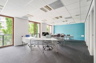 Topgelegen kantoorgebouw/groepspraktijk van 680m2, in het centrum van Kortrijk met maximale visibiliteit. 

680m2: inkom en wachtruimte, diverse burelen/kantoren/praktijkruimtes, vergaderruimtes, sanitair, keuken, groot terras. 
Mogelijkheid om op de eerste verdieping de burelen op te splitsen als twee afzonderlijke appartementen. 
Enorm veel potentieel, op een topligging! 

Te koop via Immo Beguin, jouw vastgoedexpert sinds 2009, met kantoren in Ronse, Waregem, Kortrijk, Deinze, Doornik en Lessines.
Bezoek of meer info via arne@immobeguin.be