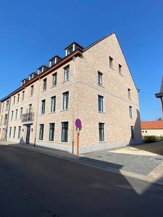 In het centrum van Elversele hebben we dit exclusief en luxueus recent BEN appartement op de 2e verdieping te huur. Ideale ligging, rustig maar...