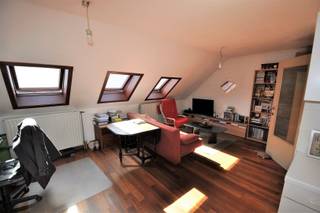 Een studio-appartement met 1 slk. (+/- 42 m²) binnen een kleinschalige gebouw bestaat uit 2 appartementen. Het eigendom geniet een bijzonder goede...