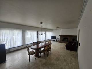 Deze op te frisse woning is gelegen op een perceel van 850 m² in een zeer rustige wijk nabij het centrum van Sint-Job-in-'t-Goor.De woning is als...