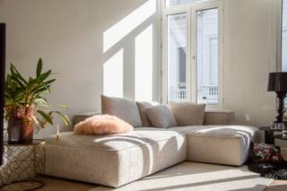 Dit éénslaapkamerappartement van ca. 52 m² is gelegen in de prachtige Clementinastraat, op een uiterst centrale locatie tussen het groene Hof van Leysen en het levendige Zuid. Dankzij de nabijheid van de Ring, Singel en Leien geniet u van een uitstekende bereikbaarheid, zowel met de wagen als met het openbaar vervoer.<br /><br />De leefruimte met open keuken baadt in het licht dankzij de zuidwestelijk gerichte gevel en de hoge raampartijen, wat zorgt voor een aangename lichtinval en een ruimtelijk gevoel. Het appartement werd stijlvol afgewerkt. De open keuken is uitgevoerd in een wit, greeploos design en is uitgerust met een oven, kookplaat, vaatwasser, koelkast en vriezer.<br /><br />De slaapkamer bevindt zich aan de rustige achterzijde van het appartement. De badkamer beschikt over een douche, lavabo, toilet en een aansluiting voor een wasmachine.<br /><br />Gemeenschappelijke lasten: 60 Euro per maand.<br />Alle nutsvoorzieningen (gas, water en elektriciteit) zijn privé op te nemen door de huurder.<br /><br />Onmiddellijk beschikbaar.