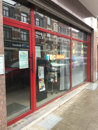 TOUS LES BIENVENUS CE SAMEDI 24/05/2025 de 11h à 12h.<br />A la recherche d'un investissement intelligent dans un emplacement de choix ? Découvrez cette propriété à haut rendement située au cœur d'Anderlecht. <br /><br />La propriété combine un espace commercial polyvalent au rez-de-chaussée avec trois appartements spacieux, parfaits pour la location ou l'utilisation personnelle. <br />Aménagement du rez-de-chaussée : espace commercial avec entrée séparée, une pièce d'entrée lumineuse et un bureau séparé. Idéal pour un magasin, un bureau ou un cabinet. <br /><br />Au premier et deuxième étage : les deux étages offrent une disposition identique : hall d'entrée, salon, cuisine, 1 chambre, salle de douche, toilettes séparées. <br />Au troisième étage : spacieux séjour, cuisine, toilettes, débarras et un grenier intégré et équipé avec 2 chambres, salle de bains, espace de rangement supplémentaire. <br /><br />Chaque étage dispose de son propre sous-sol, idéal pour le rangement et l'organisation, et la partie appartenant à l'espace commercial du rez-de-chaussée a été aménagée en sanitaires, kitchenette et débarras.<br /><br />Situation privilégiée avec tout à portée de main : situé dans un quartier animé, à proximité du centre commercial Westland, des installations sportives et du parc forestier verdoyant de la Scheut, près de l'hôpital, des écoles et des transports en commun. <br /><br />Cette propriété offre des possibilités infinies, tant pour l'usage personnel que pour la location. <br /><br />Ne manquez pas cette opportunité ! Contactez-nous dès aujourd'hui pour plus d'informations ou pour une visite.